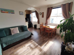 Lovely & bright 1 bedroom apartment near the beach